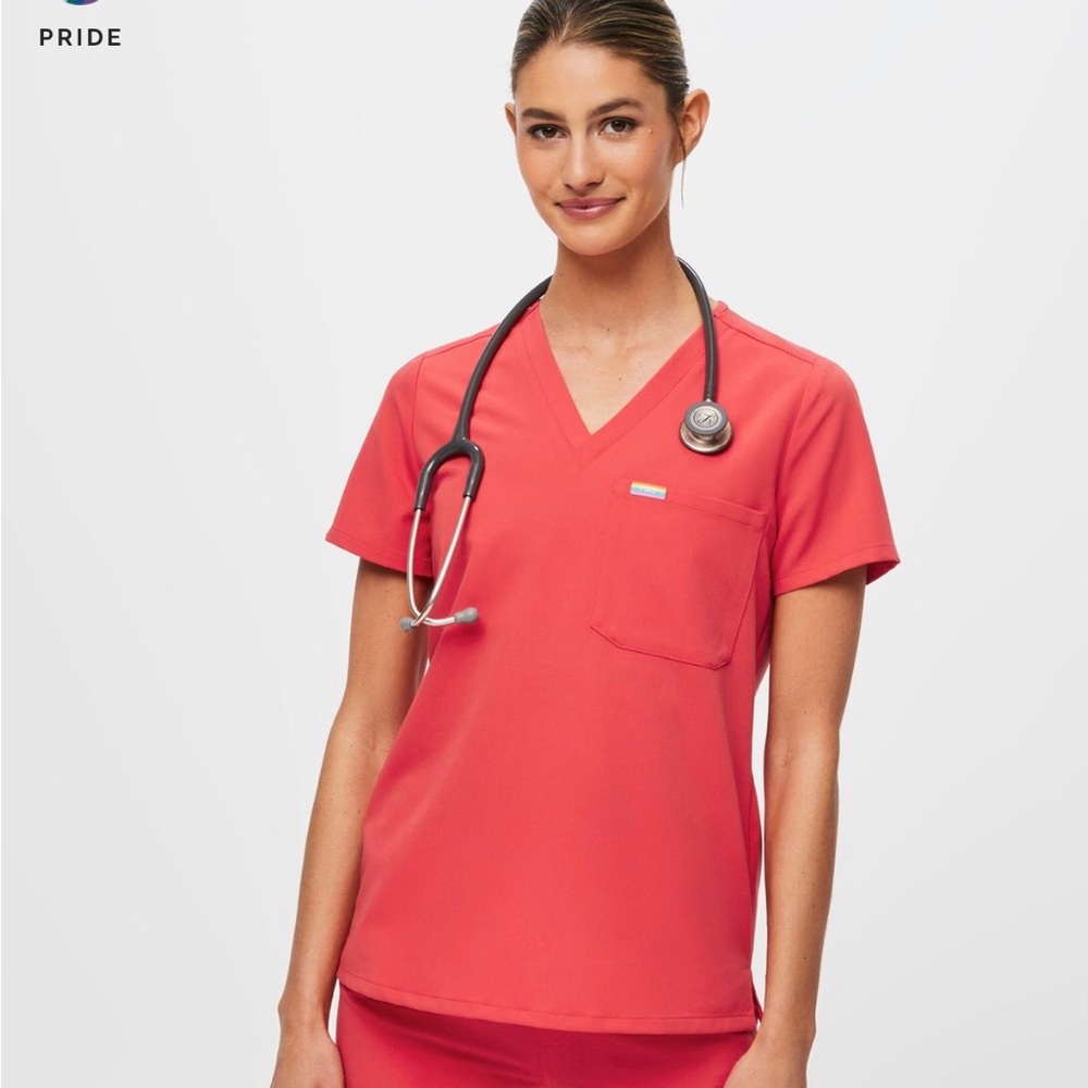 FIGS women's Hibiscus Catarina™ - One-Pocket Scrub Top - L / Hibiscus (Pride)